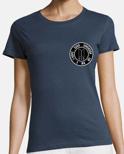 Camiseta corte clásico de BTS con insignia pequeña para mujer