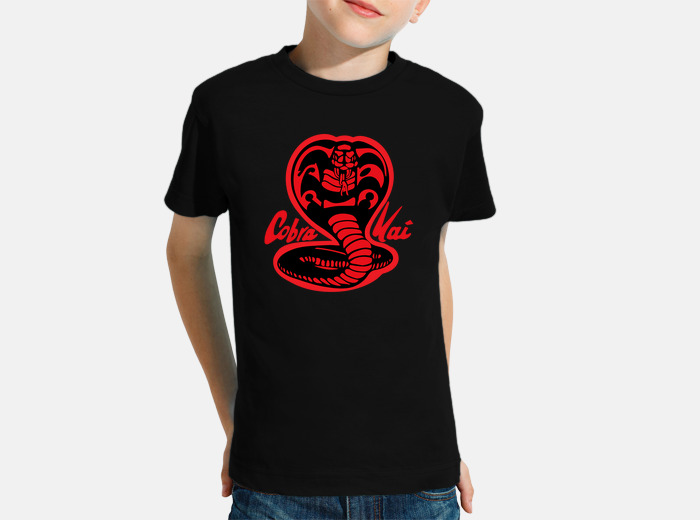 Camiseta ninos cobra kai logo rojo letras. laTostadora