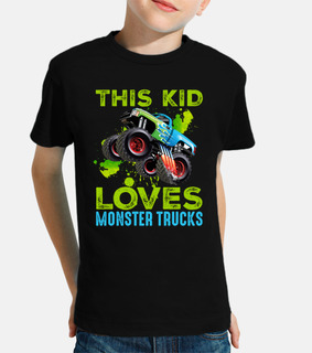 este niño ama los camiones monstruo