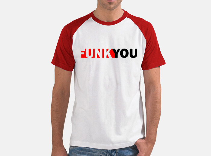 camiseta blanca con mangas rojas