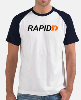 Logo Rapid7. camiseta blanca mangas negras.