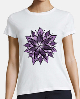 mandala pourpre comme fleur abstraite