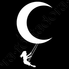 Camiseta niños niña columpiandose luna columpio blanco laTostadora