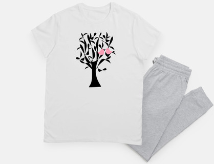Pájaros en el amor en un árbol