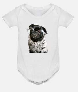 Perro pug carlino con gafas