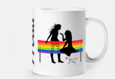 Proud 2 chicas enamoradas en banco bandera arcoiris
