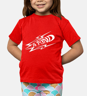tee shirt iperattiva con sfondo bianco