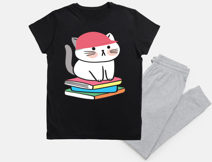 Un gatito sentado encima de unos libros