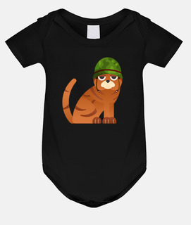 Un gato gruñón con casco militar