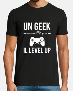 Un Geek Ne Vieillit Pas Il Level-Up Gamer Humour T-Shirt 