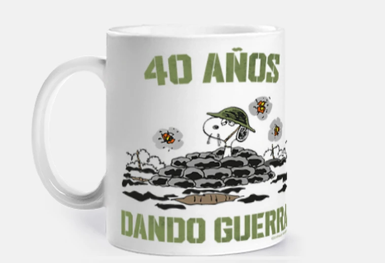 Taza 40 años dando guerra verde Peanuts