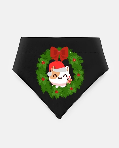 Mascotas a happy cat among the christmas wreath
