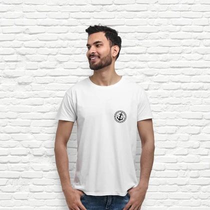 Una Brújula Estilizada En El Centro Rodeada De Símbolos De Exploración Diseño De Camiseta