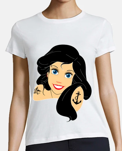 Tee-shirt Ariel brune avec des piercings et tatouages