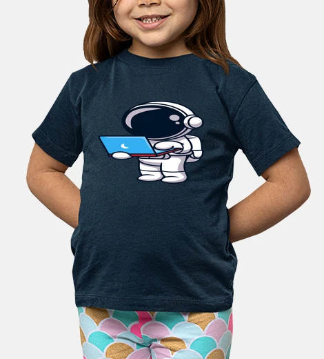 Ropa astronauta con su laptop