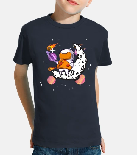 Vêtements astronaute mangeant de la pizza
