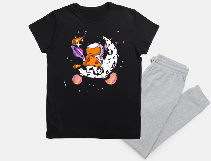 Pyjama astronaute mangeant de la pizza