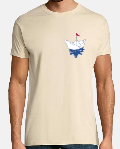 Tee-shirt bateau sur l eau , de papier avec un drapeau rouge au niveau de la poche . humour,