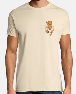 bebé león en el bolsillo de la camiseta, cachorro de león