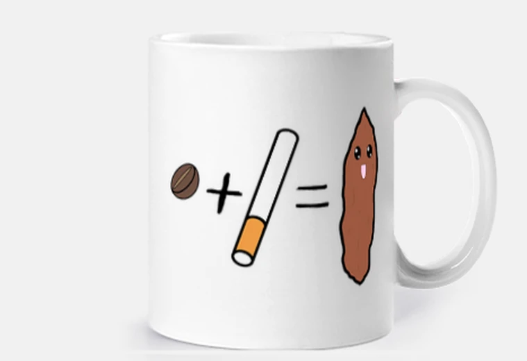 Mug café et cigarette, poupée d&#39;argile esquerrans