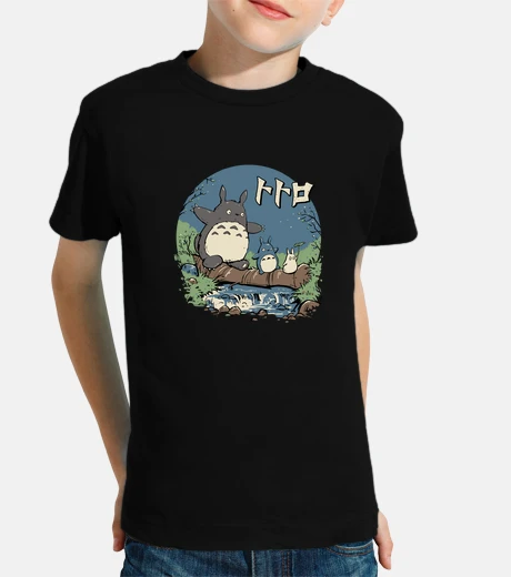 Ropa camisa de niños vecinos en el bosque