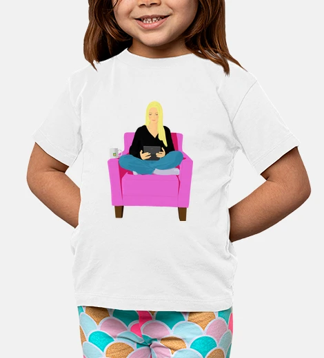 Ropa Chica leyendo con té