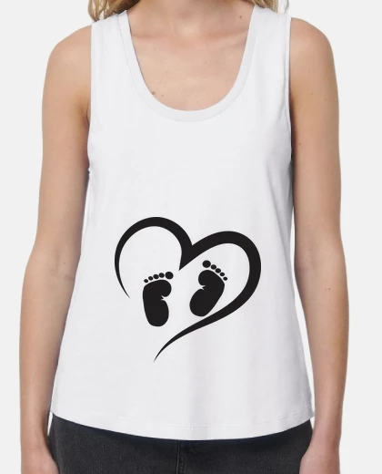 Tee-shirt coeur avec des pieds de bébé