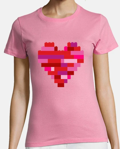 Playera corazón en la construcción de ladrillos de juguete