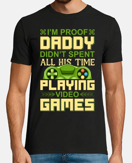 Tee-shirt daddy playing games