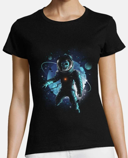T-shirt dimenticato nella camicia spaziale delle donne