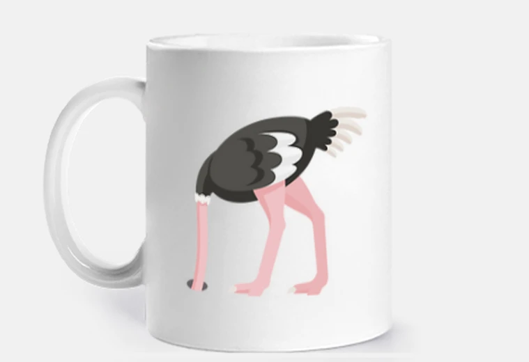 Taza enterrar la cabeza en la arena
