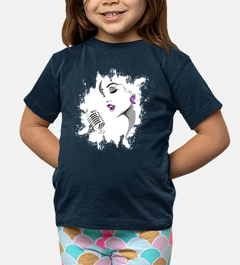 Abbigliamento face of a woman singing into a microphon