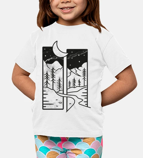 Abbigliamento foresta illuminata dalla luna in una co