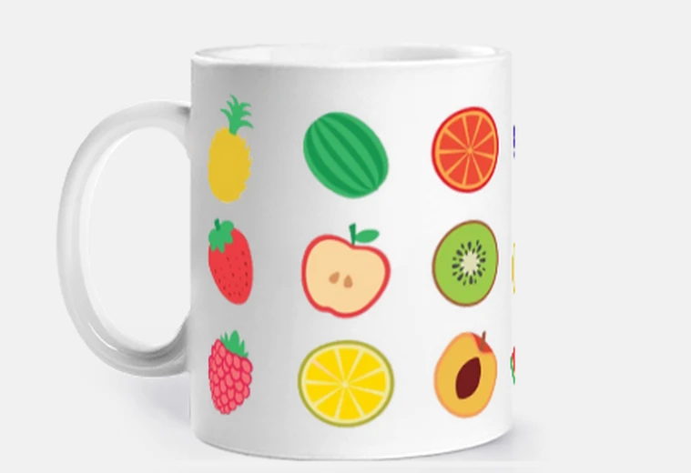 Mug fruits coupés en morceaux farandole tasse café thé croissants infusion 