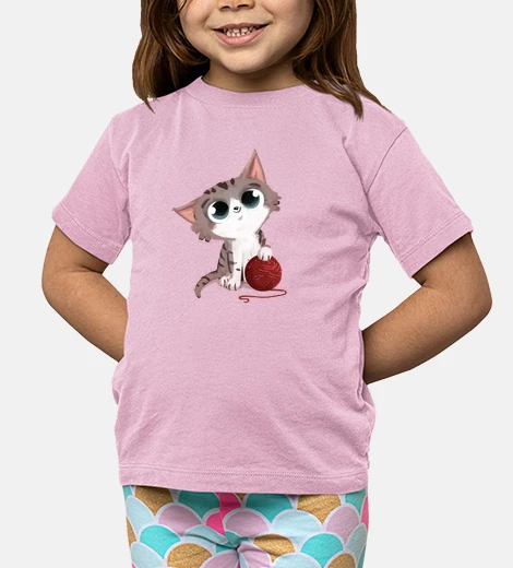 Ropa gato con ovillo de lana
