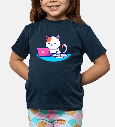 Ropa gato con su laptop