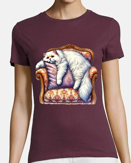 Playera gato persa blanco en un sillón con cuello en v