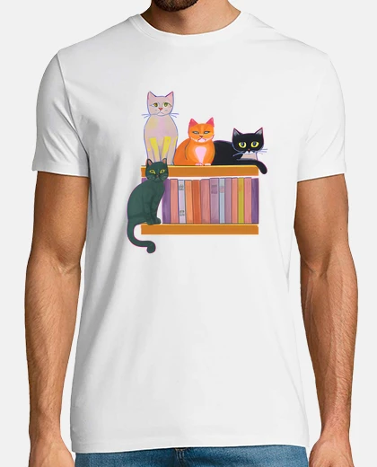 Camiseta gatos en una estantería -gatos y libros