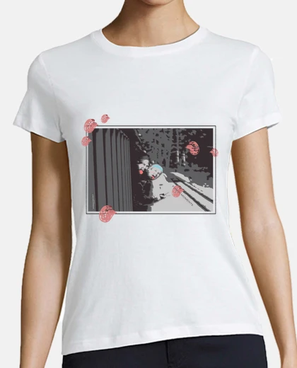 T-shirt girls on the train