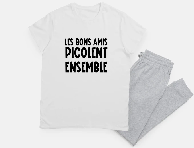 Pigiama i buoni amici bevono insieme