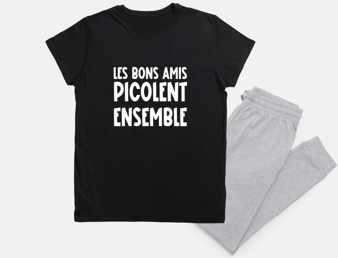 Pigiama i buoni amici bevono insieme