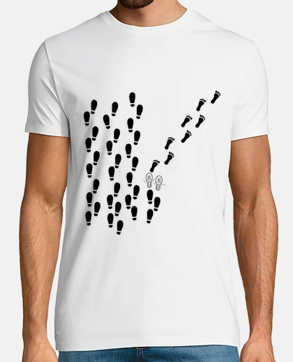 T-shirt impronte di scarpe a piedi nudi