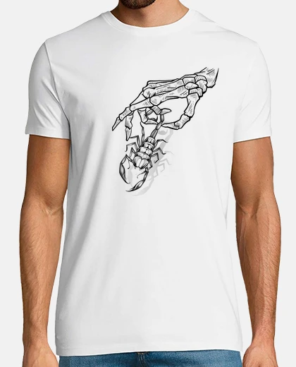Camiseta insecto escorpión esqueleto mano