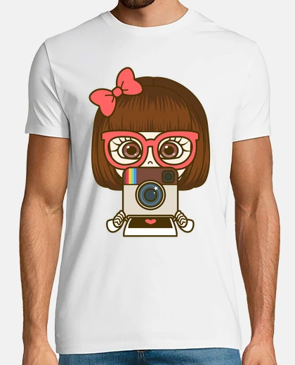 T-shirt instagram ragazza carina mora