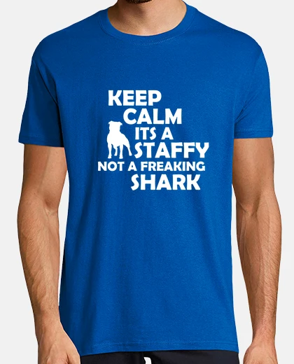 T-shirt keep calm è un staffy not impazzendo shark