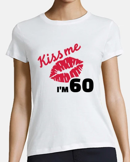 T-shirt kiss me im 60 anni di compleanno