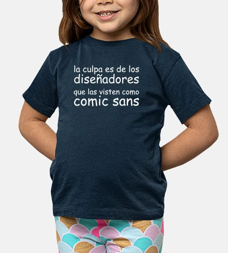 Ropa La culpa es de los diseñadores que las visten como Comic Sans