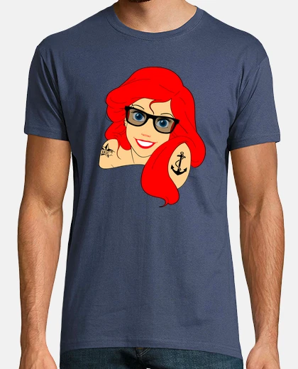 T-shirt la sirenetta con gli occhiali, piercing e tatuaggi