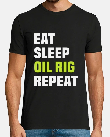 T-shirt lavorando su una piattaforma petrolifera mari