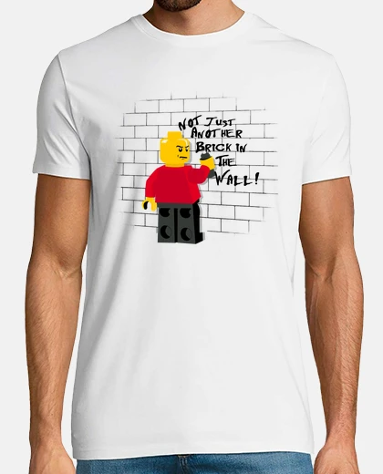 Camiseta lego no ladrillo en la pared 1